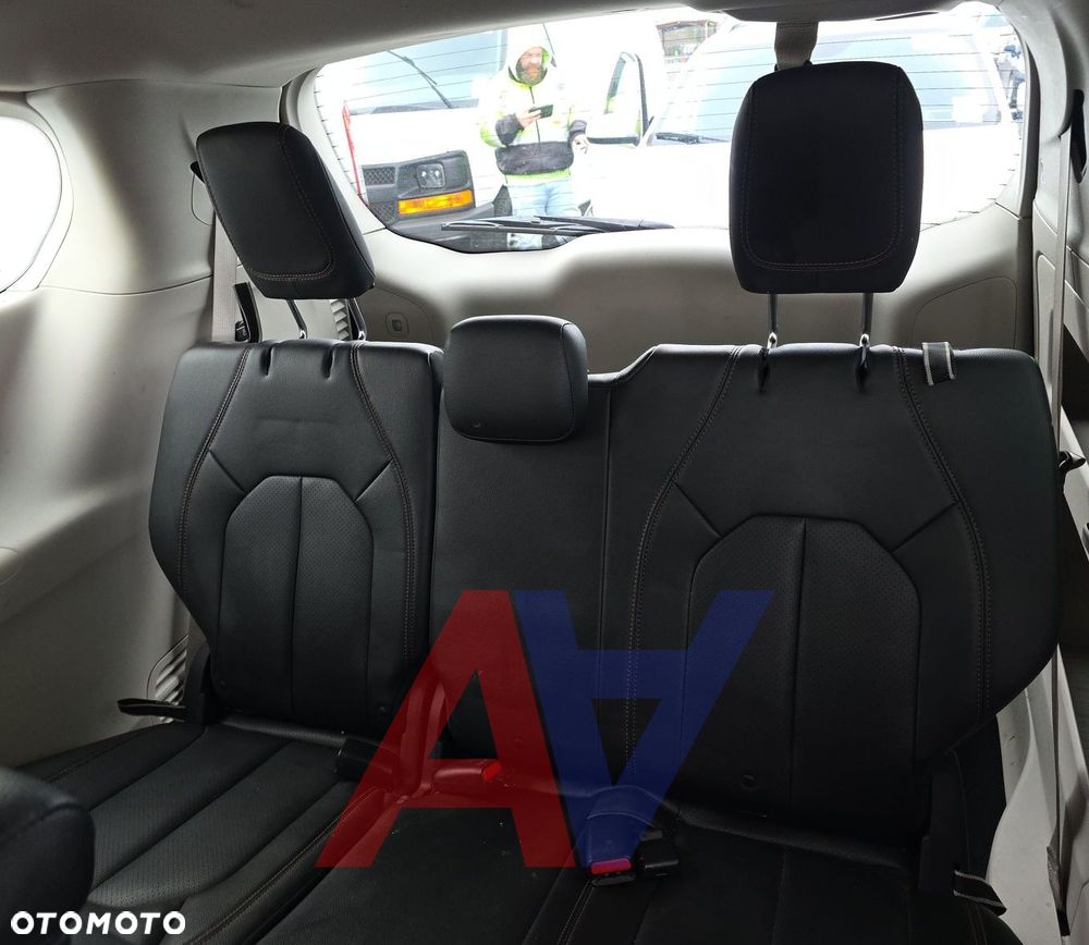 Chrysler Pacifica - 10