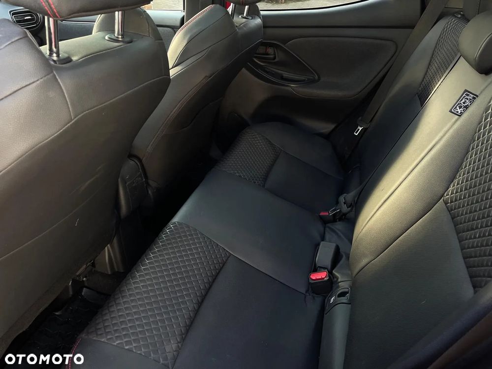 Toyota Yaris ver-hybrid-1-5-executive - 24