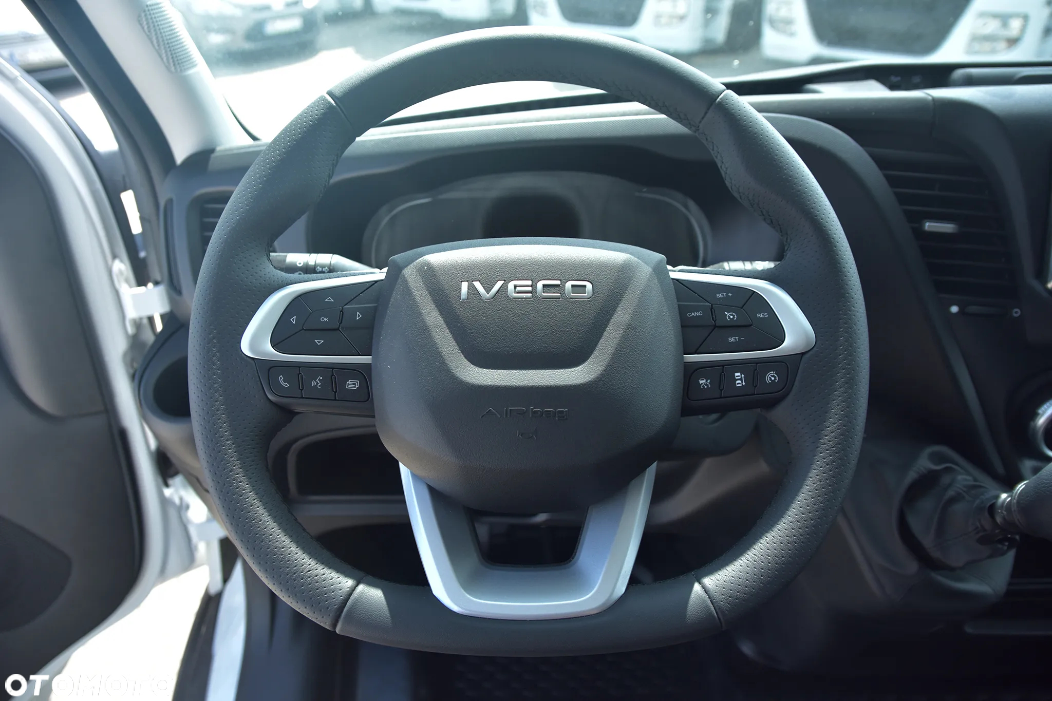 Iveco Daily zabudowa 10EP międzynarodowa kabina sypialna - 10