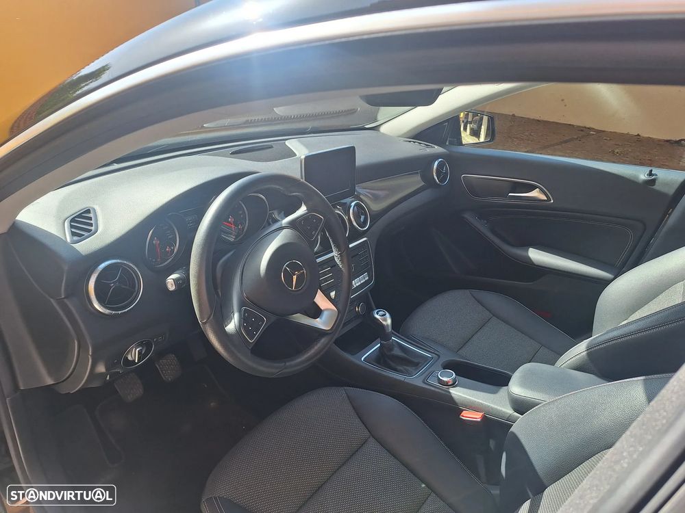 Mercedes-Benz CLA 180 d Shooting Brake - 8