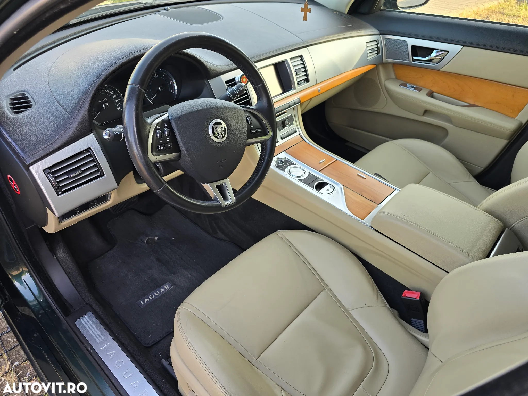 Jaguar XF 2.2D Premium Luxury - 9