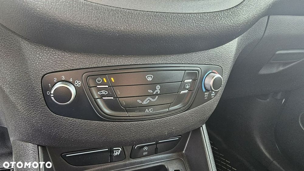 Ford Transit Courier - 11