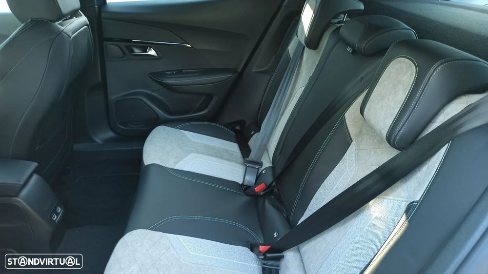 Peugeot e-2008 GT Pack - 12