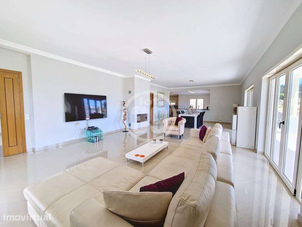 Moradia de Luxo com Piscina, Jardim e Garagem de 200m² Junto à Mari... - Grande imagem: 2/48