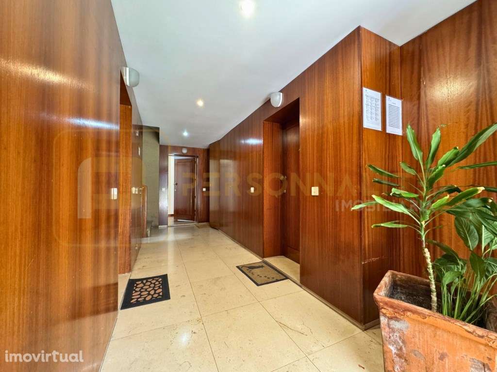 Apt. T1+1 c/ terraço e estacionamento - Grande imagem: 2/19