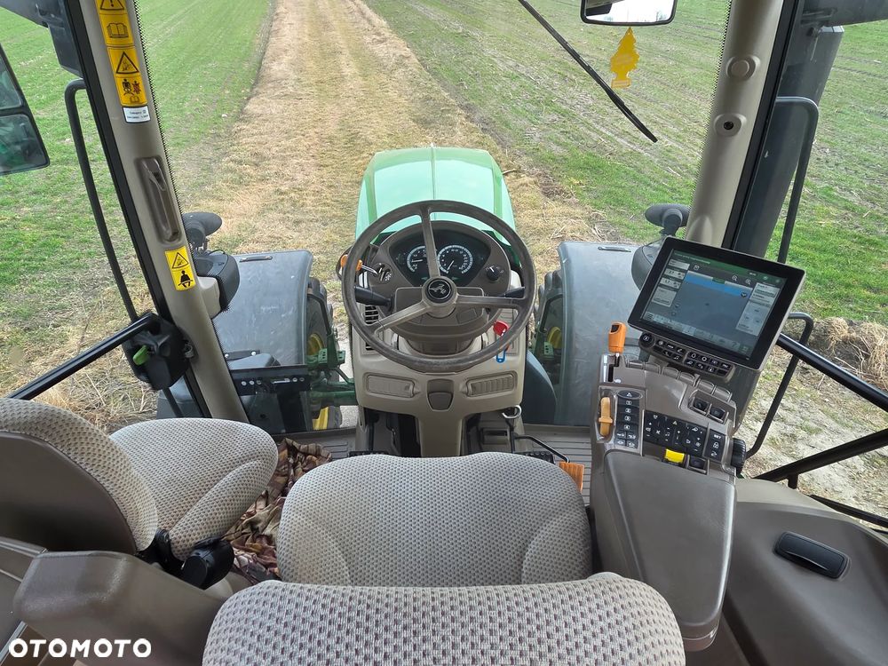 John Deere 6215R - 8