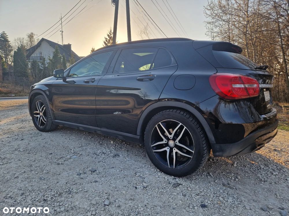 Mercedes-Benz GLA 180 7G-DCT Urban - 4
