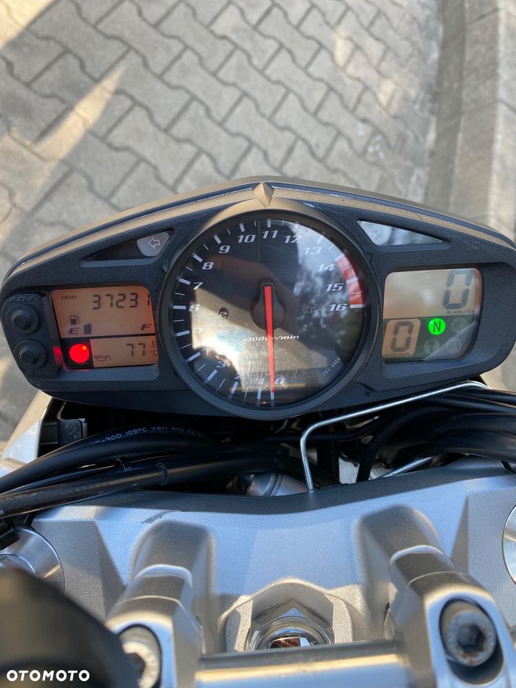 Suzuki GSR - 6