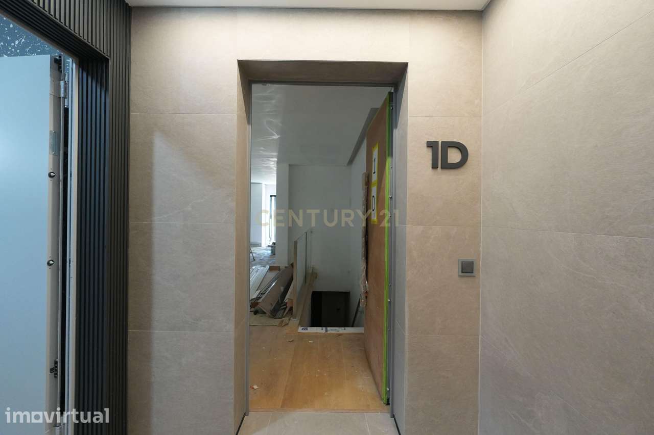 Magnífico duplex T1 Novo com Elevado Potencial de Transformação em T3 - Grande imagem: 2/28
