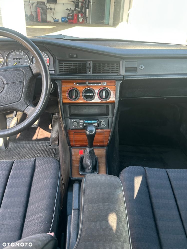 Mercedes-Benz W201 (190) - 10