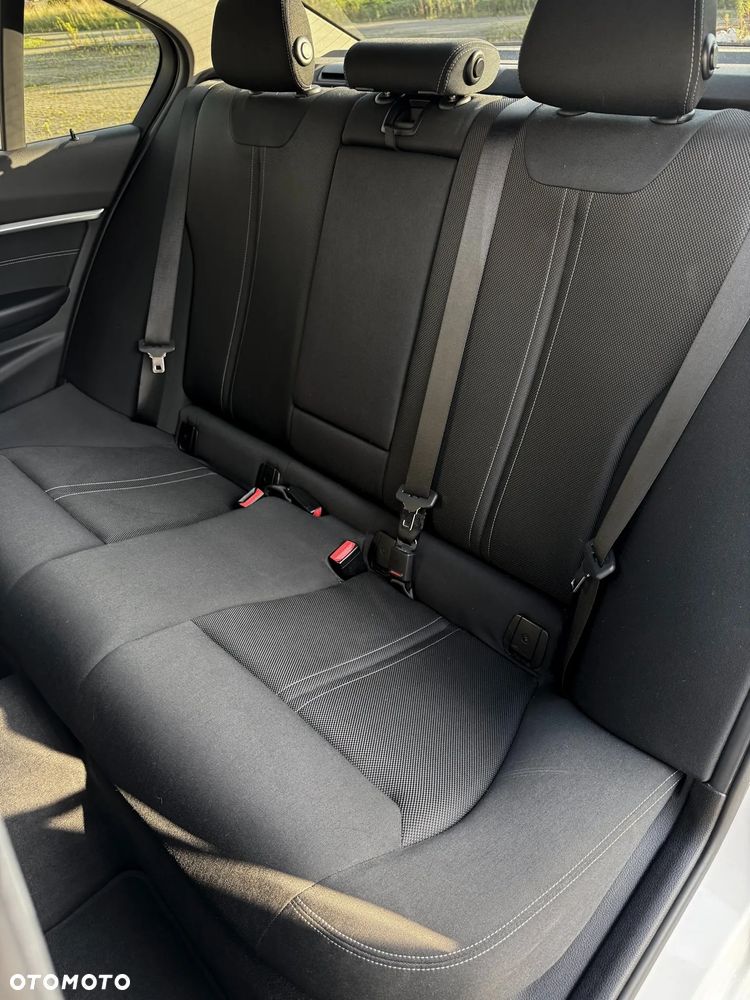 BMW Seria 3 318i Sport Line - 19