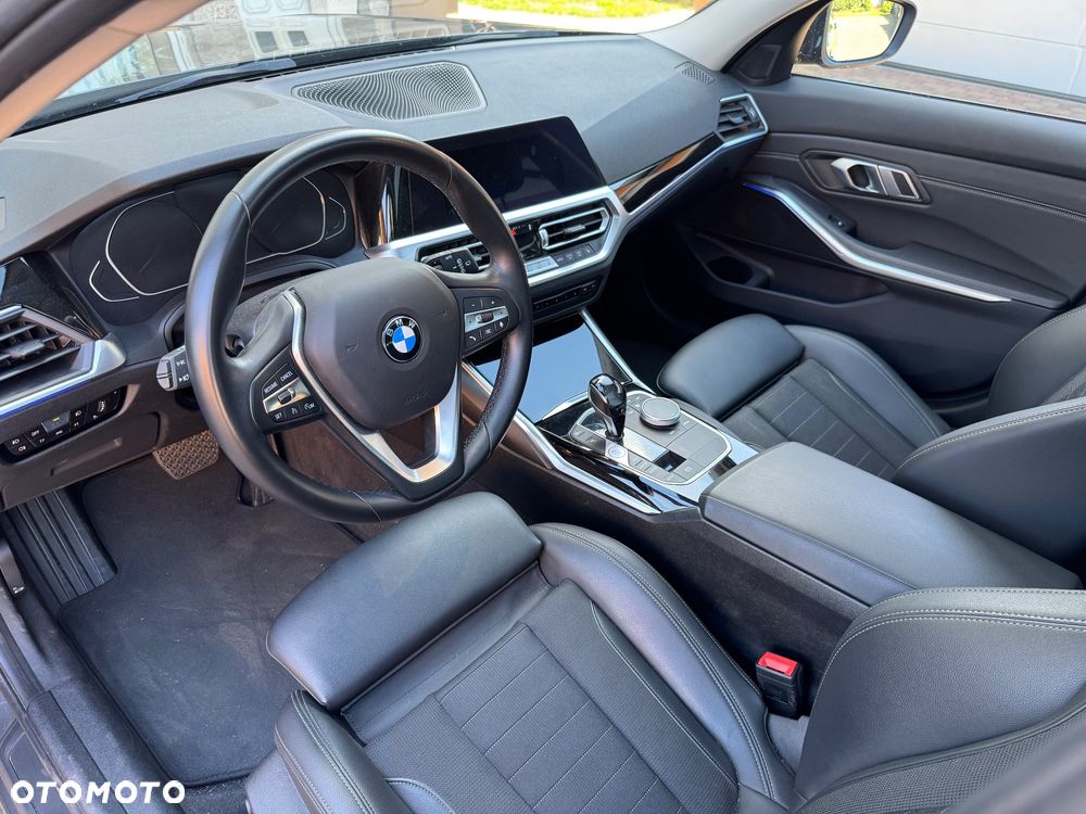 BMW Seria 3 318d mHEV - 25