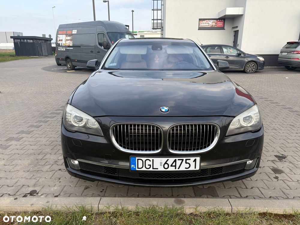 BMW Seria 7 750i L - 8