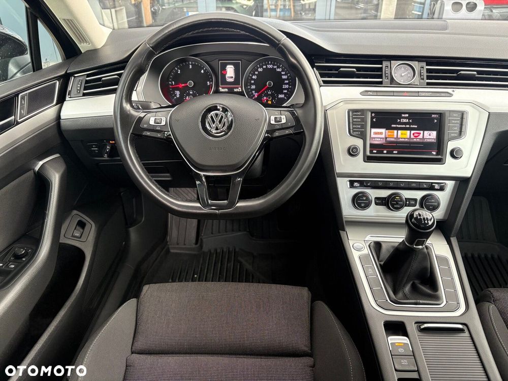 Volkswagen Passat - 11
