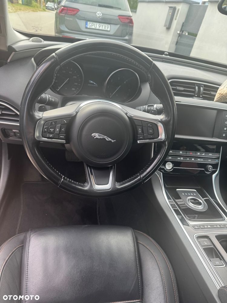 Jaguar XE 2.0 D Prestige - 8