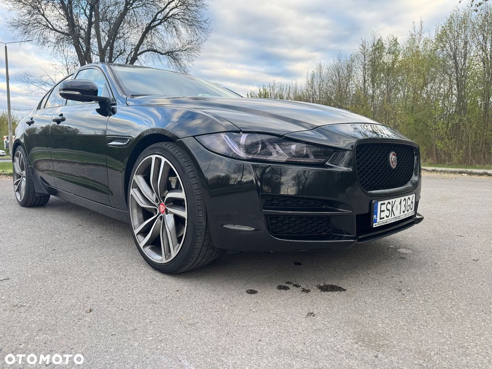 Jaguar XE 2.0 T Portfolio - 9