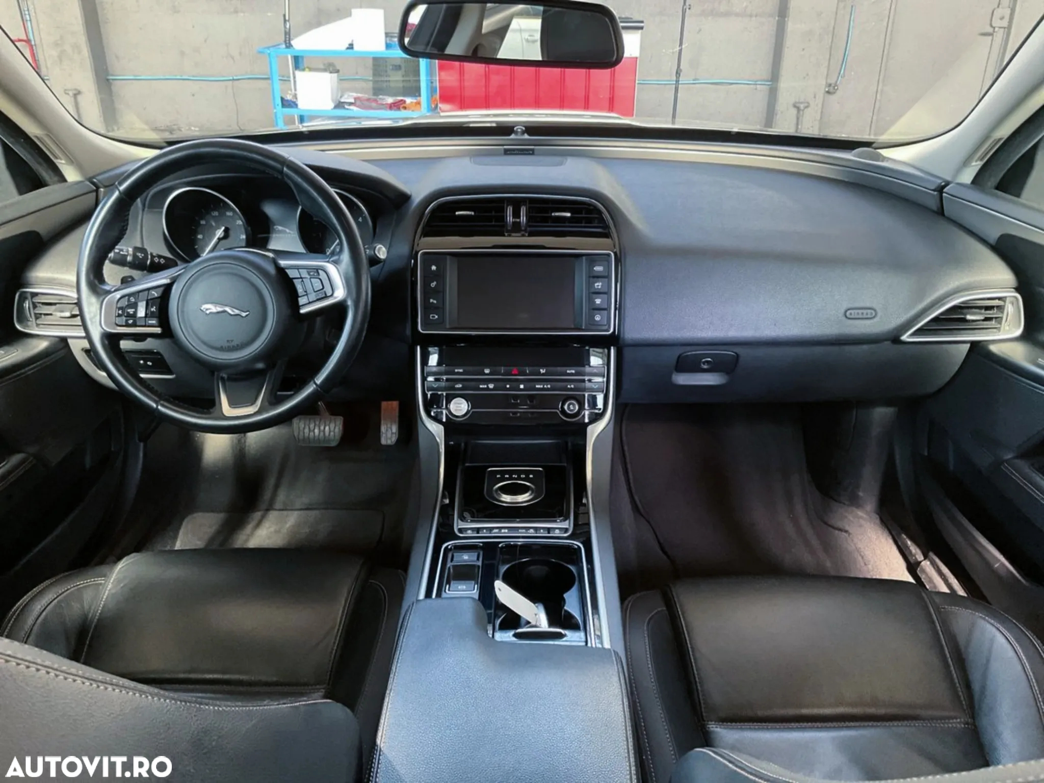 Jaguar XE 2.0 Prestige - 5