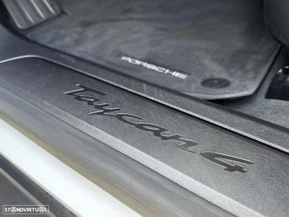 Porsche Taycan Cross Turismo 4 - 24