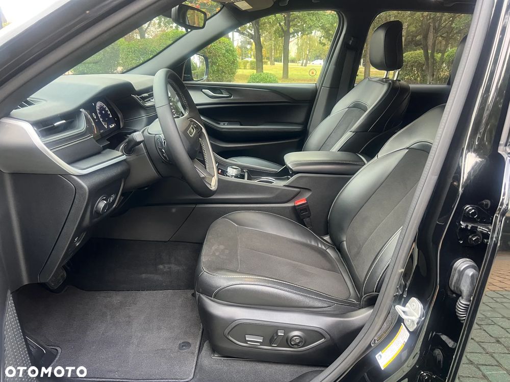 Jeep Grand Cherokee - 21