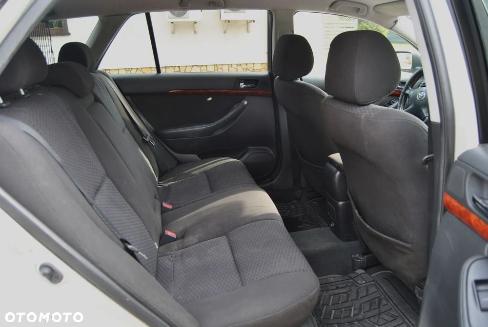 Toyota Avensis - 8