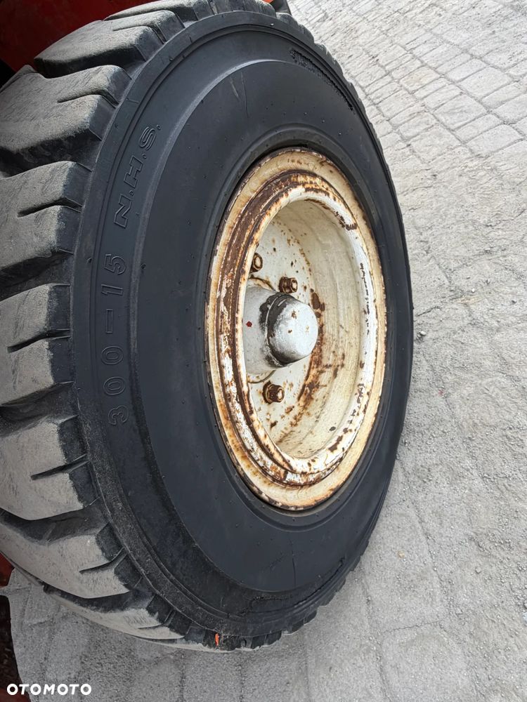 O&K V80 Wózek Widłowy Niemiecki Producent O&K. Silnik DEUTZ 90 km. Udźwig 8 ton. Gabarytowo mała maszyna z Wielkim udźwigiem. Podwójne Koła. Regulacja wideł i Karetki Hydrauliczna. Maszt TRIPLEX. niski przebieg 5790h. Maszyna Pochodzi z Norweskiej Komuny! Nie posiada luzów i wycieków Jazda Hydrostatic. Stan Perfekcyjny! DIESEL. Opony Nowe. Okazja - 35