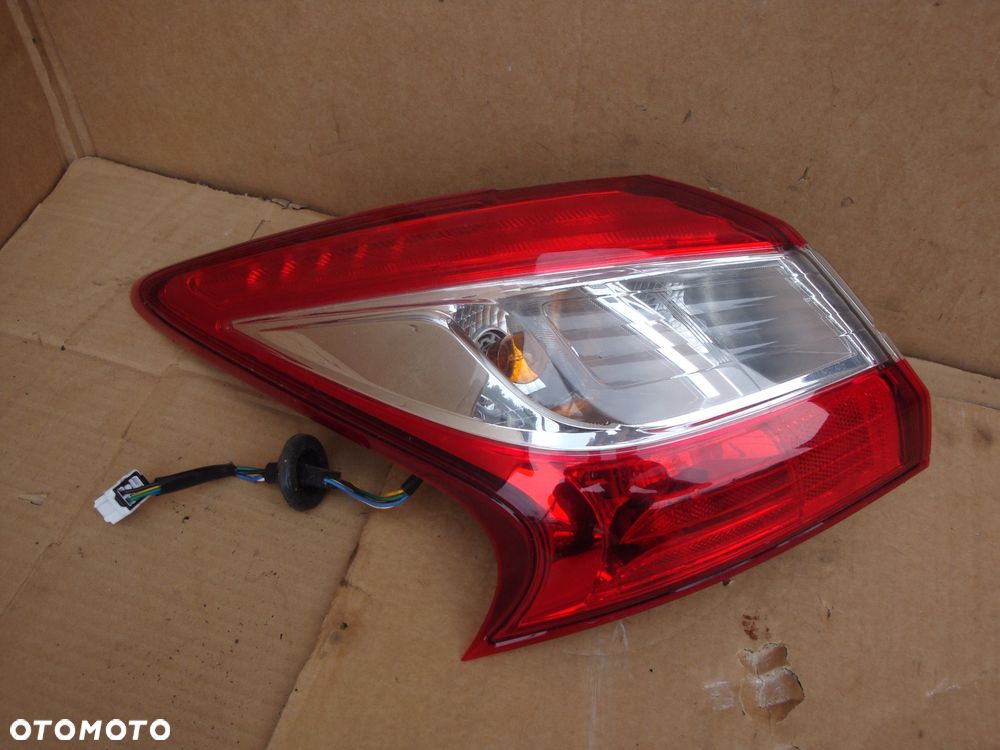 NISSAN PULSAR 14-18 LAMPA LEWA TYLNA W BŁOTNIK - 2