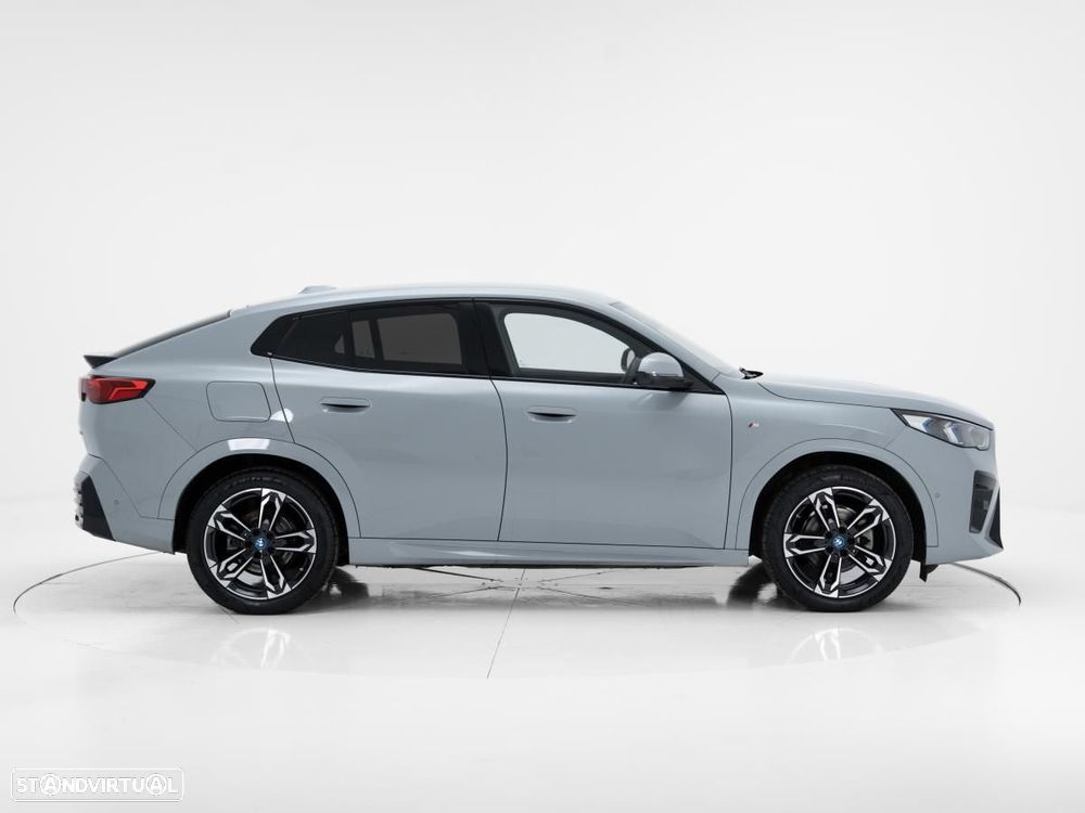 BMW iX2 eDrive20 Pack Desportivo M - 3
