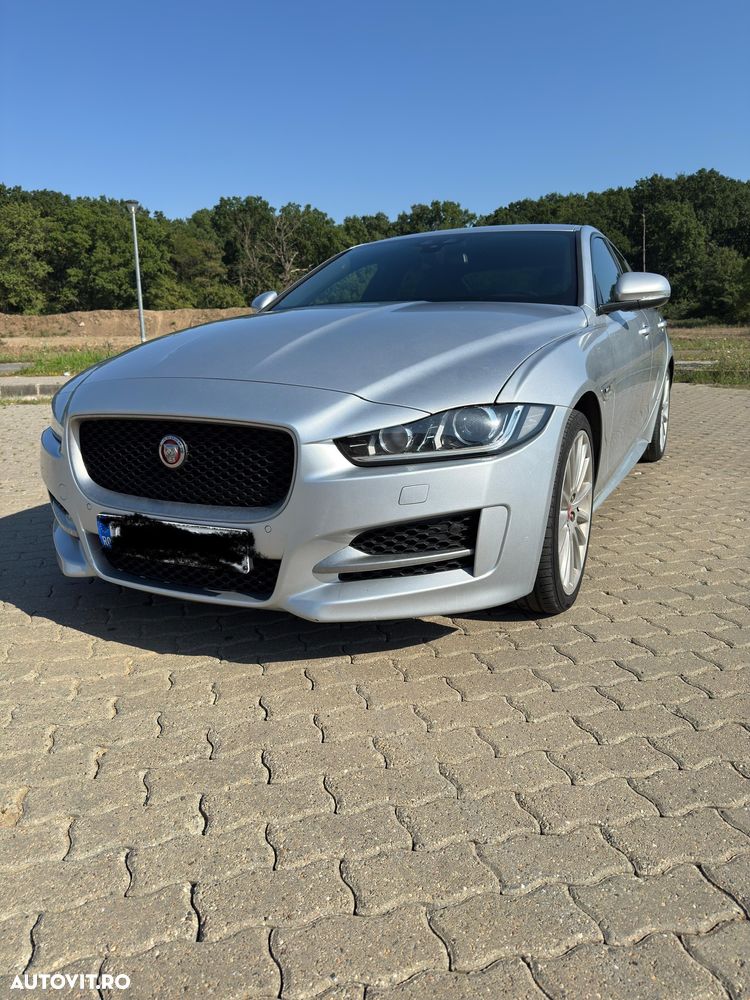 Jaguar XE 2.0 AWD R-Sport - 4
