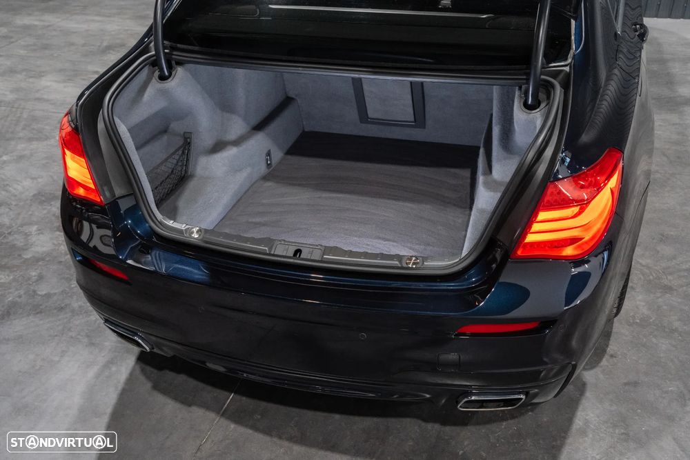 BMW 740 d Pack M - 57