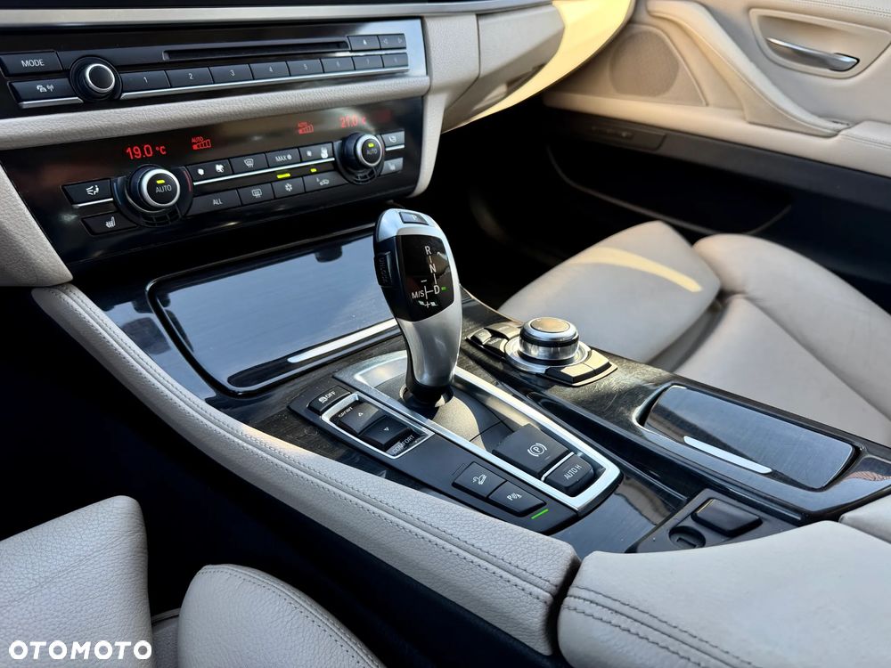 BMW Seria 5 525d - 12