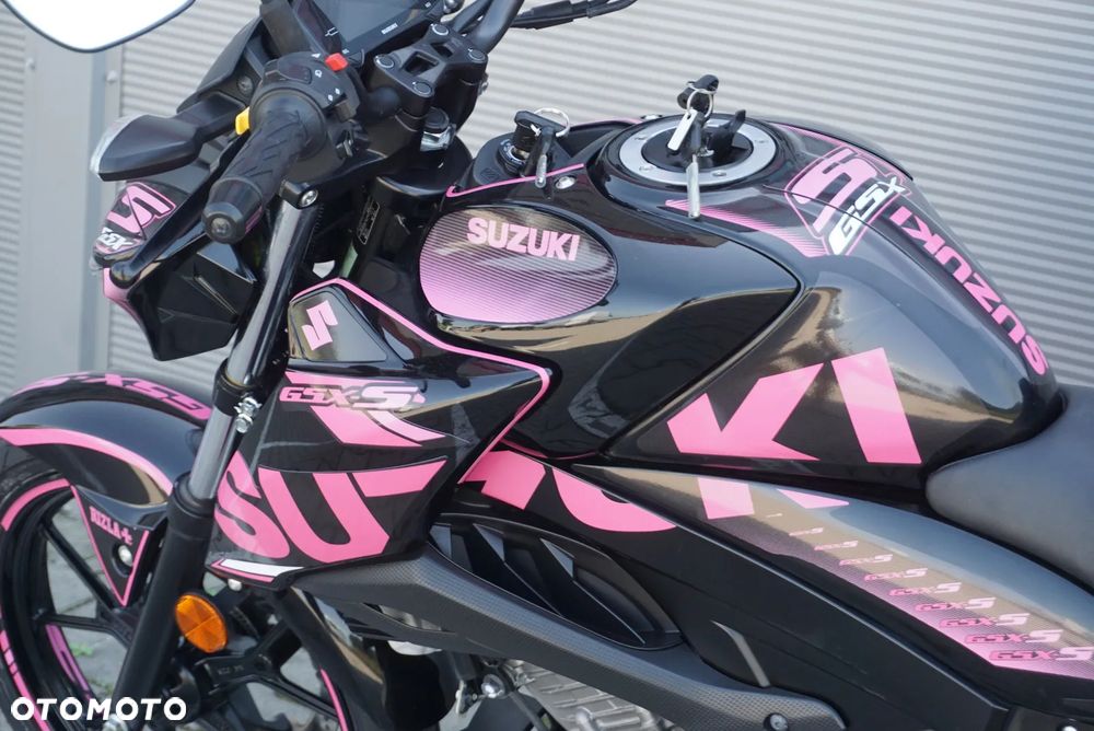 Suzuki GSX - 22