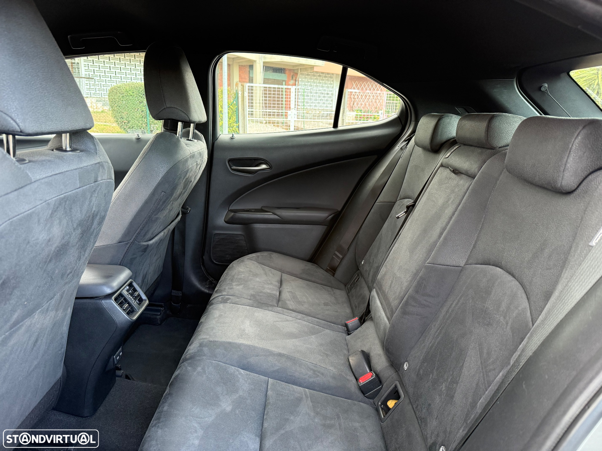 Lexus UX 250h Business - 17