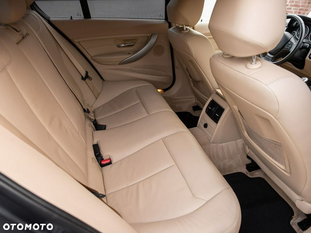 BMW Seria 3 320d Sport Line - 9