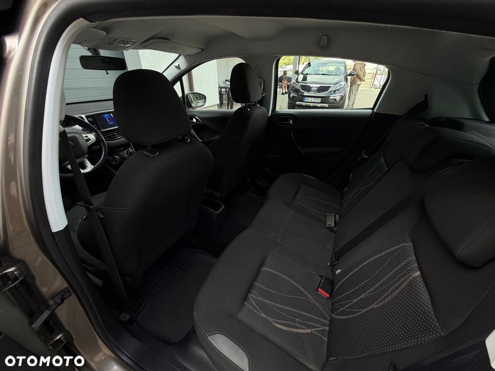 Peugeot 208 - 8
