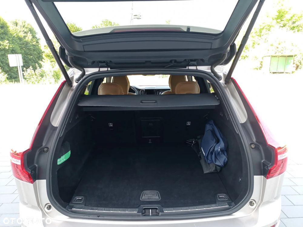 Volvo XC 60 B5 B AWD Plus Bright - 22