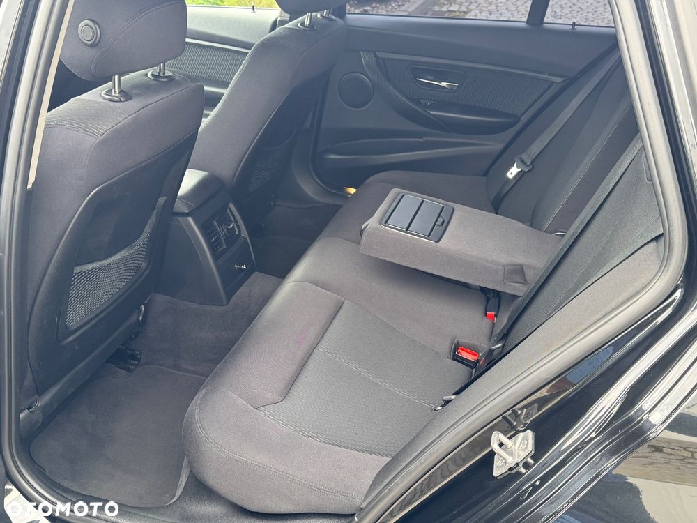 BMW Seria 3 318d xDrive - 26