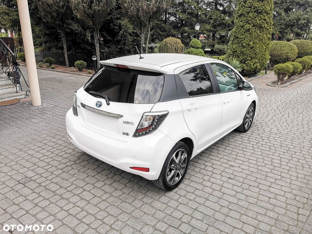 Toyota Yaris Hybrid 100 Premium - 2