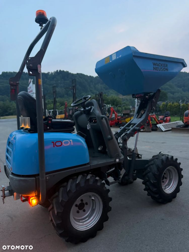Wacker Neuson 1001 Wozidło Budowlane Rolnicze 4x4. Ładowność 1 tona. Wysokie podnoszenie+KIPER Wysoki! Sprowadzone z Norweskiej szkółki roślinnej. Maszyna Jak Nowa z Salonu 665 mtg. 2023 roku. Ani Deka luzów czy wycieków. Silnik Yanmar 3cyl. Potężna moc a maszyna bardzo mała i zwinna. Szybka wolna jazda. Oświetlenie rozbudowane. Wielka Okazja!  Jazda Rewers. Hydrostatic! Opony jak Nowe! - 3