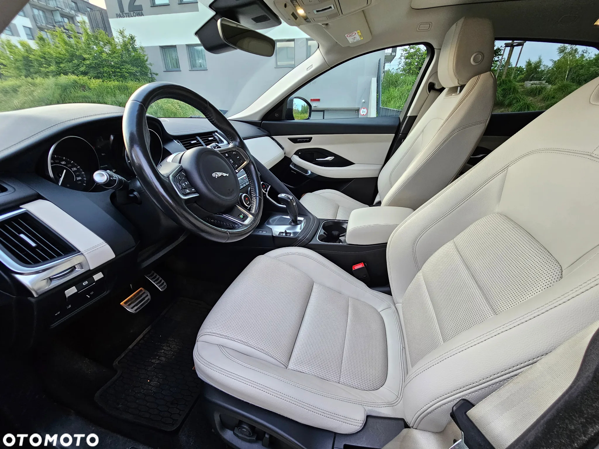 Jaguar E-Pace 2.0 i4P AWD R-Dynamic S - 17