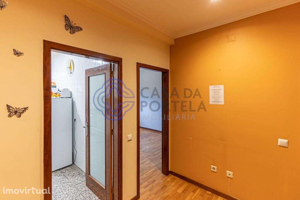 T3 convertido em T4 em Vilar de Andorinho | Box 2 Carros | Excelente E - Grande imagem: 4/25