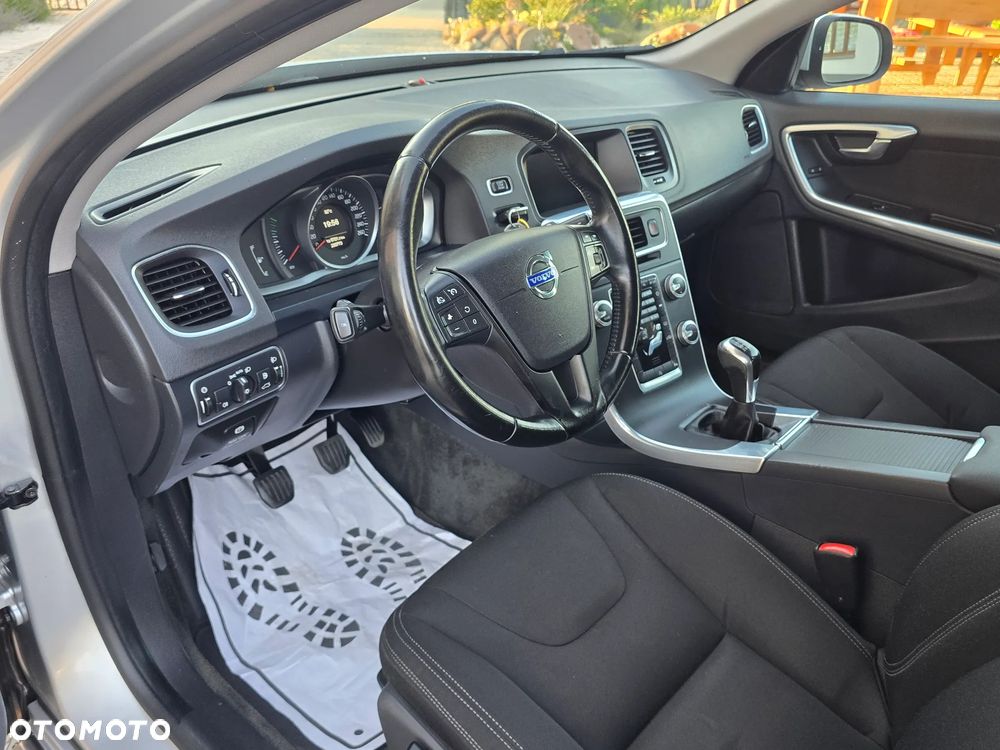 Volvo V60 D4 Momentum - 25