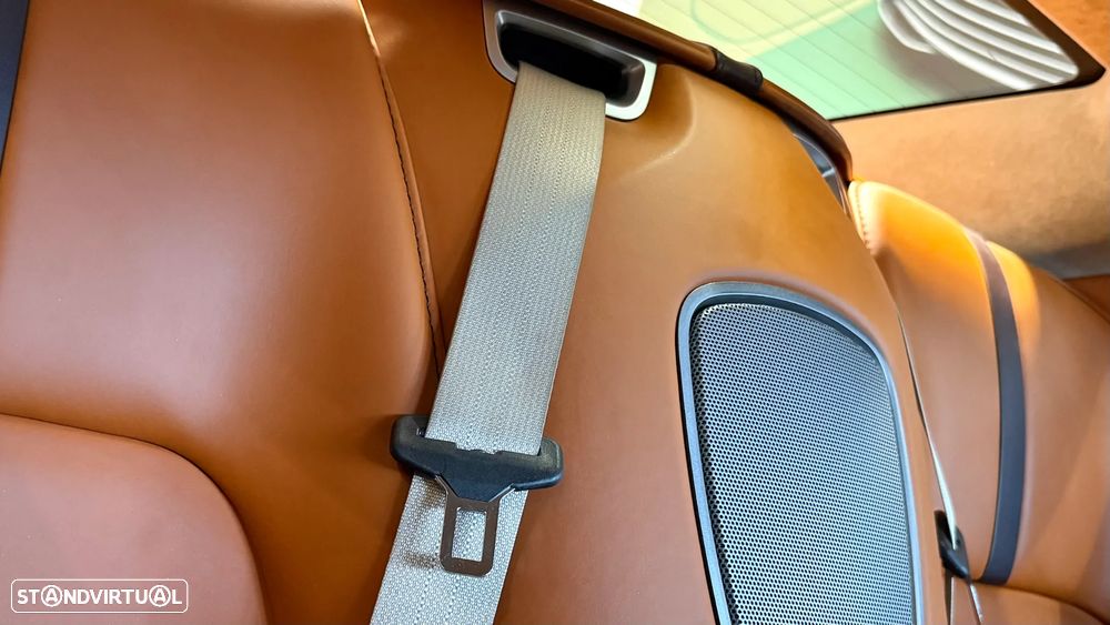 Aston Martin DB11 Coupé - 40