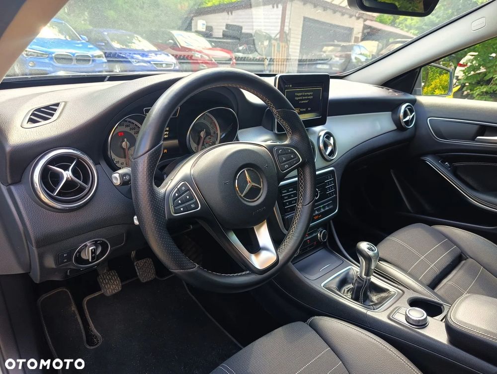 Mercedes-Benz GLA 180 Urban - 2