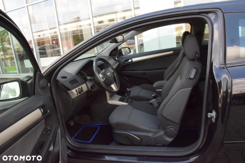 Opel Astra GTC 1.6 Black&White - 25