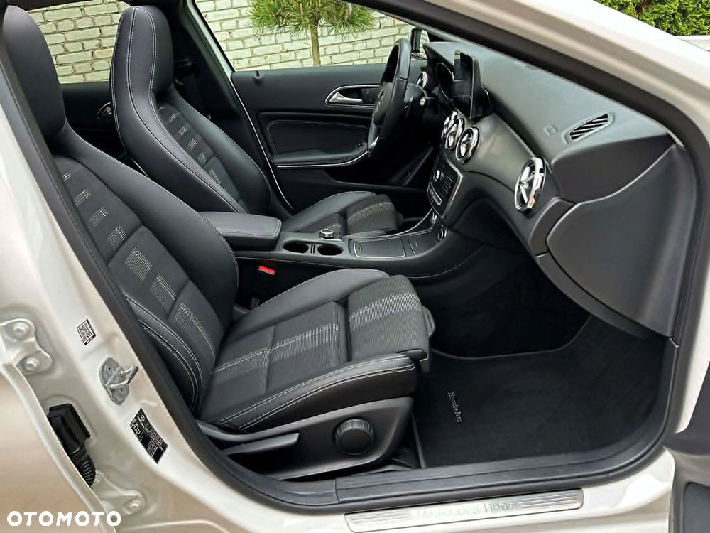 Mercedes-Benz GLA 200 7G-DCT Urban - 28