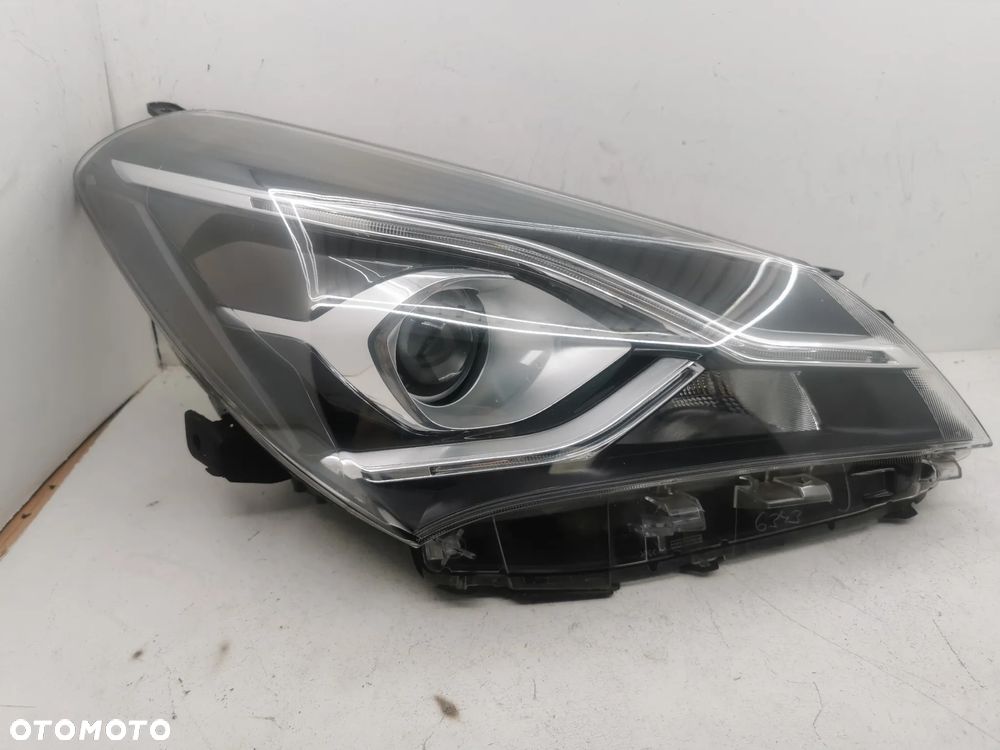 Lampa prawa przednia Toyota Yaris 3 III zwykła + LED