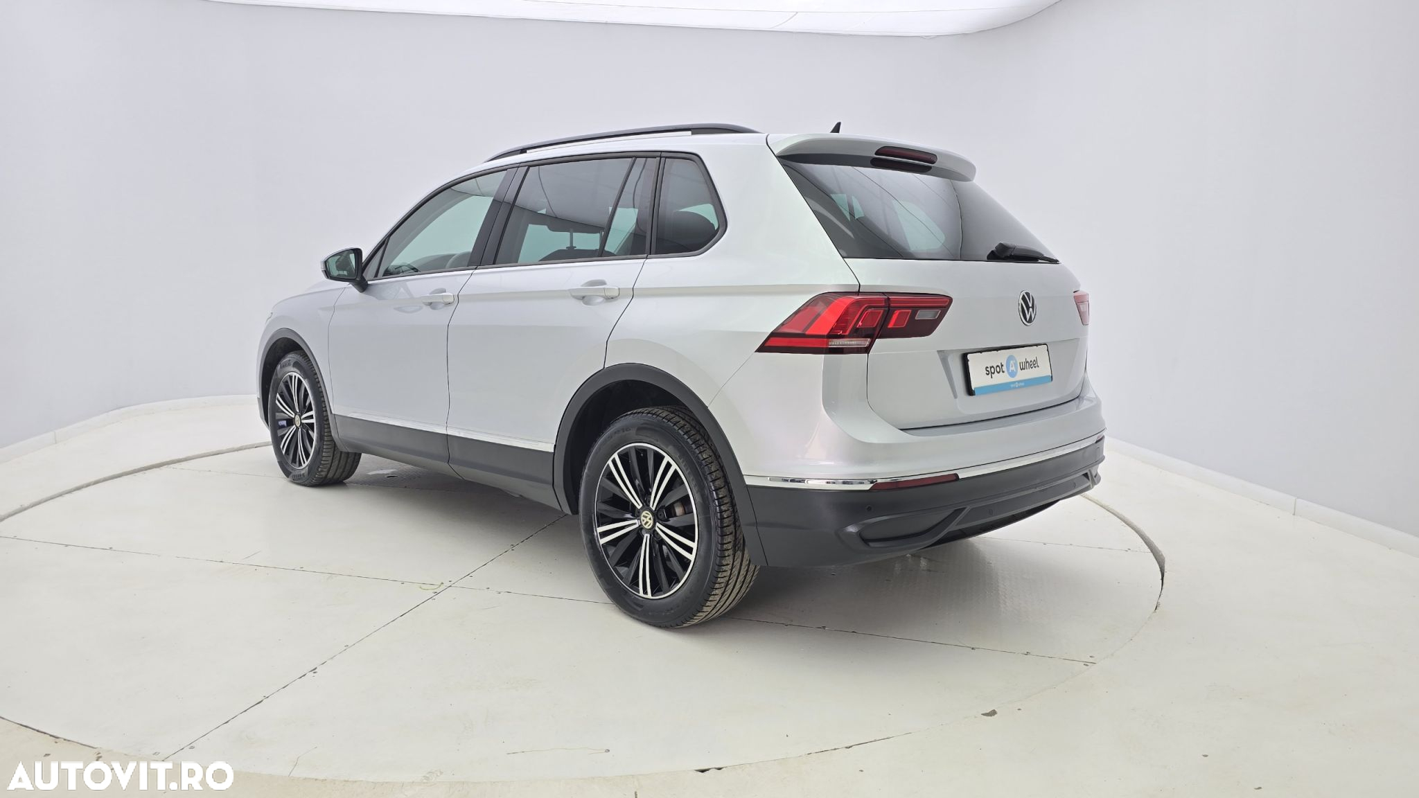 Volkswagen Tiguan - 9