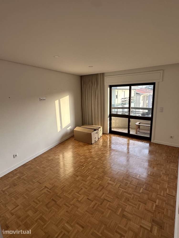 T2+1 Renovado | Luz Natural + Garagem a 5 minutos do Metro St. Ovídio - Grande imagem: 3/9