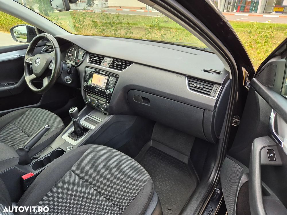 Skoda Octavia Combi 2.0 TDI RS - 5