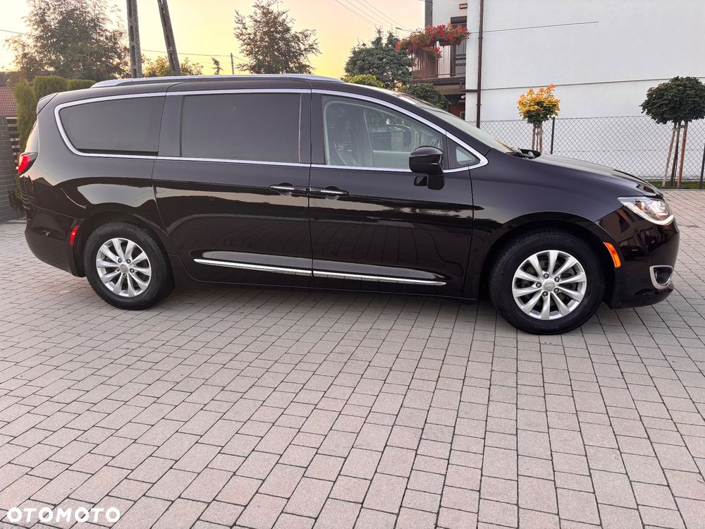 Chrysler Pacifica - 11